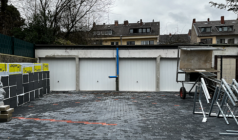 4x Garagen / Stellplätze  im Innenhof mit elektrischen Haupttor
