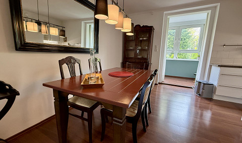 Stylish living space in Elberfeld: Completely renovated 60m² apartment with a green winter garden and full amenities.