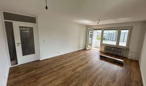 Renovated 3-room apartment with fitted kitchen.