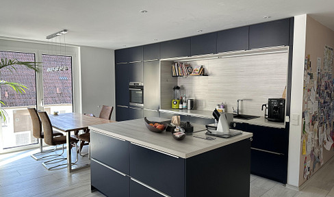 Sunny 4-room apartment with luxurious interior finishes, featuring a balcony and fitted kitchen, located in Aidlingen.