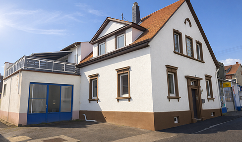 Komplett renoviertes Wohnhaus mit zwei großzügigen Terrassen, Wellnessbereich und Sauna