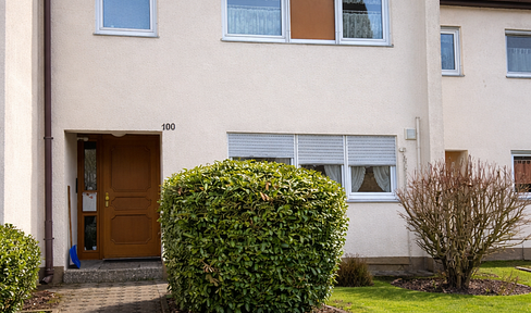 Space for family and dreams: Detached house with garden and potential for renovation/extension.
