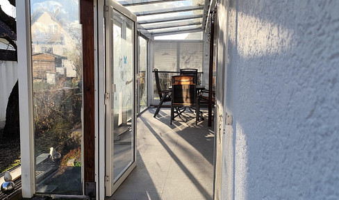 Suitable for seniors and with ground-floor access: 2.5-room apartment with a partially open sunroom in Backnang-Waldrems.