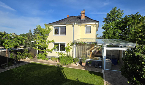 More than just a house: an exceptional property offering ample space for living, working, and realizing your own ideas.