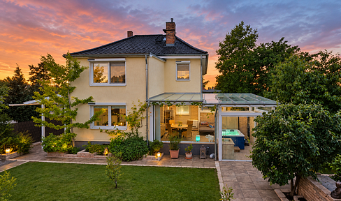 Plenty of space to live near Berlin – a spacious home with a garden and a versatile outbuilding.