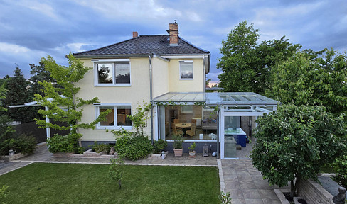 Berlin's "Speckgürtel" (a term referring to the affluent suburbs surrounding Berlin): A spacious property ideal for living, working, and accommodating multiple generations.