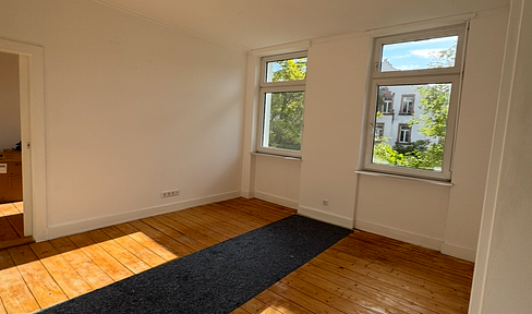 High-quality renovated 4-room apartment in a historic building, with fitted kitchen and balcony, located in the prime area of the Johannesviertel district.