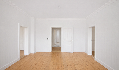 High-quality renovated 4-room apartment in a historic building, with fitted kitchen and balcony, located in the prime area of the Johannesviertel district.