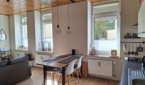 Beautifully renovated apartment, centrally located, with 2 rooms, kitchen, and bathroom.