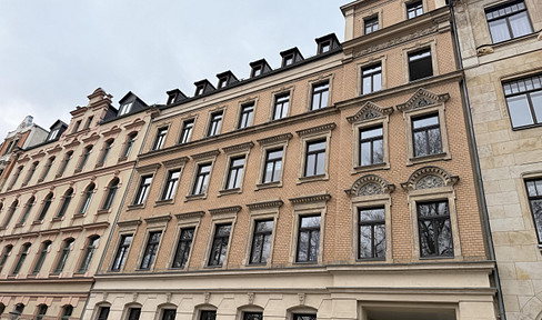 Property with a park view: 2 rooms, balcony, elevator, and parking space.