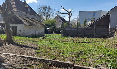 Spacious residential plot (1,044 m²) with a historic barn and building permit.