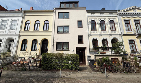 Brand new! Renovated 2-room attic apartment with balcony and fitted kitchen in the neighborhood.