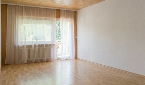 Spacious 3-room apartment with two balconies, available without commission fees and with potential for improvement.