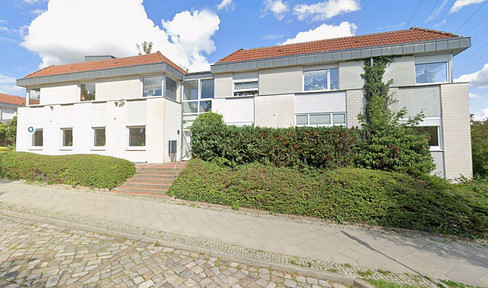 Bright, quiet 3-room apartment with a rooftop terrace in Berlin-Kaulsdorf.