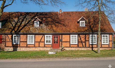 Historische Doppelhaushälfte in Dobbertin – Modernisiertes Familienidyll (Provisionsfrei!)