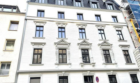 Erstbezug nach Sanierung: Charmante Stadtwhg. mit großem Balkon in energetisch saniertem Stilaltbau