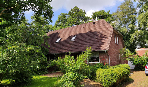 Detached house and old school building on a large plot of land in Halbemond (2 properties suitable for renovation).