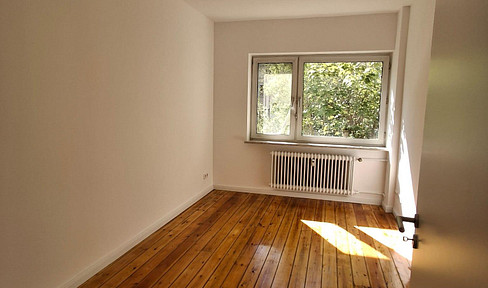 Classic building meets modern design – High-quality renovated 2-room apartment with pitch pine flooring and a living kitchen.