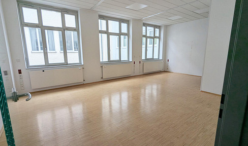 Flexible office spaces (107–255 m²) in a central location in Pforzheim – bright rooms and bamboo parquet flooring.