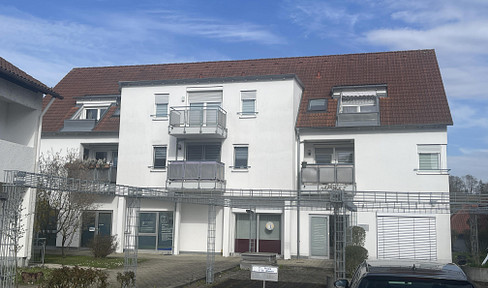 Sunny 3-room attic apartment with balcony, parquet flooring, and underground parking space – centrally located and quiet.