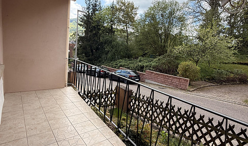 Charming and bright 3-room apartment with a balcony, located in a quiet area.