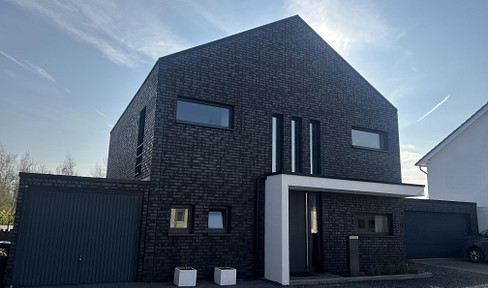 Modern, detached house designed by an architect.