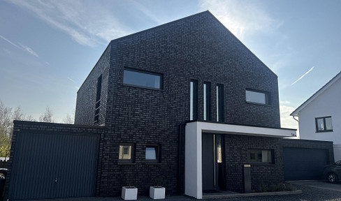 Modern, detached house designed by an architect.