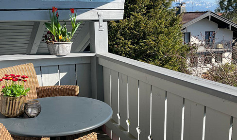 Attractive attic apartment with mountain views – located in a quiet area, yet centrally situated.