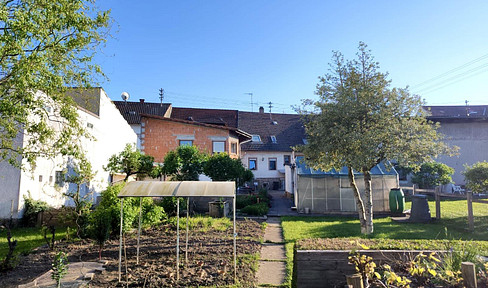 Haushälfte mit 2 separaten Wohnungen, großer Garten **OHNE PROVISION**