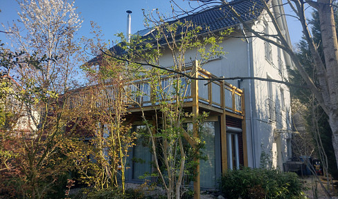 Sunny house with a separate apartment.