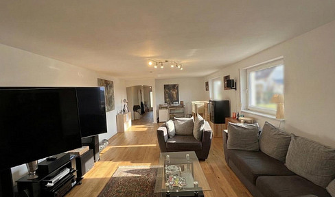 Spacious 5-room apartment with a garden in the Marienthal district of Hamburg.