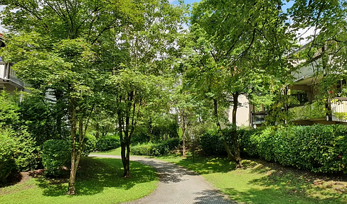 High-quality 3-room apartment (105 m²) with a balcony, located in a quiet garden setting – Bogenhausen / Oberföhring.