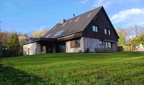 Spacious residential building located on a corner lot in the artisan district.