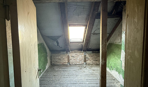 Attractive attic apartment with development potential, located near Gesundbrunnen.