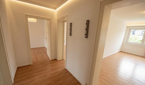 Exklusive 3-Zimmer-DG-Wohnung mit Einbauküche in Wiesbaden