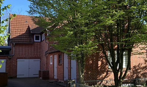 Detached house with a large backyard and plenty of storage space.