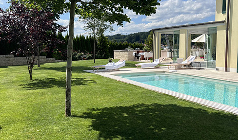 Luxus trifft Natur: Moderne Architektenvilla mit Pool und traumhaften Sonnenuntergängen