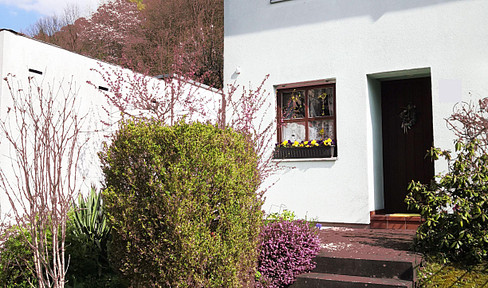 Spacious, family-friendly terraced house with a corner plot, located in a quiet area and close to the Kulmbach Hospital.