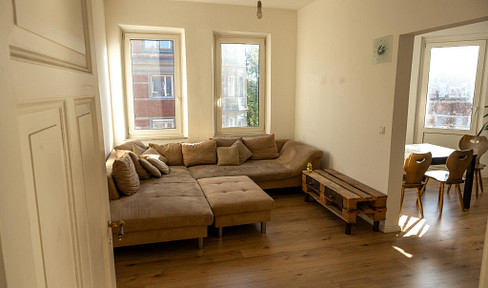 Bright, renovated 4.5-room apartment in a historic building with a balcony, located in Nürnberg-Sündersbühl.