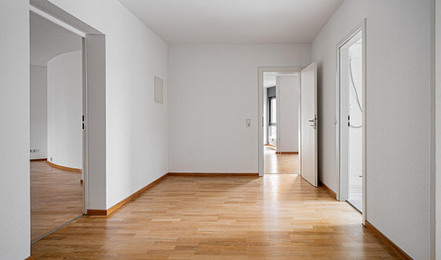 Exclusive 140 m² living space with a balcony, elevator, and underground parking in Berlin-Friedrichsfelde.