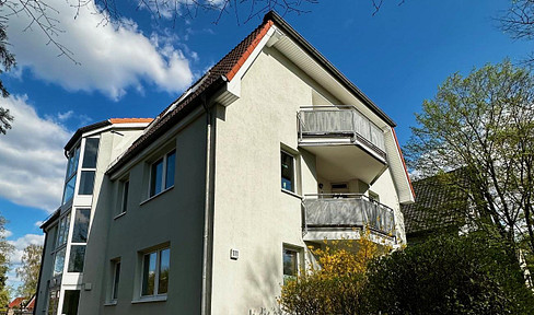 Stadtvilla: helle 2 Zimmer Wohnung mit Balkon und Pkw Stellplatz