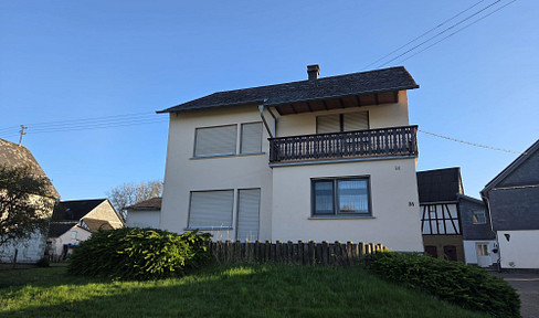 🏡 Detached single-family house with a large barn, situated on a 1,674 m² plot of land.