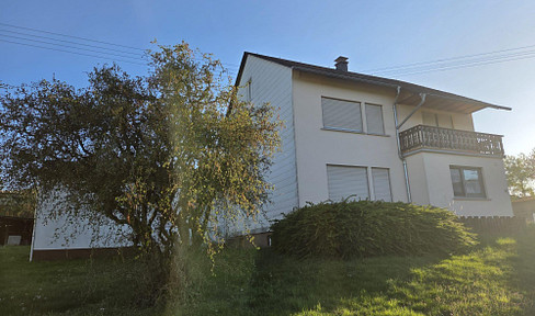 🏡 Detached single-family house with a large barn, situated on a 1,674 m² plot of land.