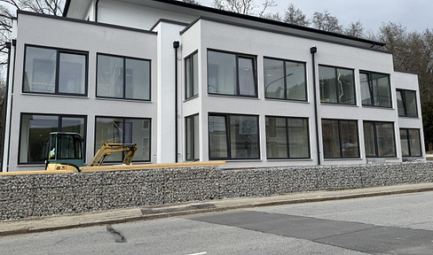 Stylish living in Deggendorf: Brand new 3-room apartment with a south-facing loggia, fitted kitchen, and elevator.