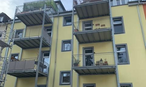 Helle, exlkusive 3,5 Zimmer Galeriewohnung im Paradies