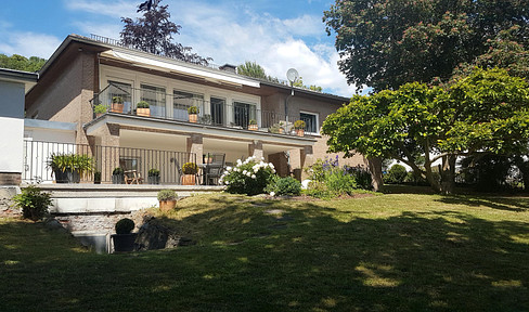 Renovated brick house on a 1500 sqm park-like plot of land, featuring smart home technology (KNX).