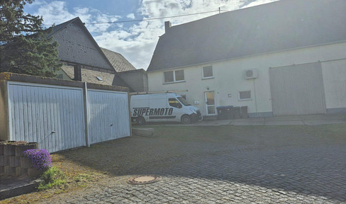 Bauernhaus (mit Scheune) mit Wiesen- und Waldflächen