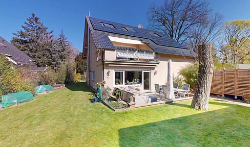 Modernized detached house in Kladow, with a large plot of land near the Havel river, featuring a private road and access to a forest.