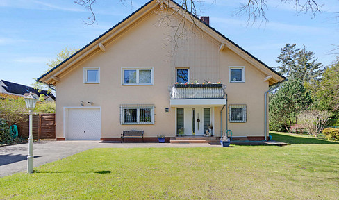 Modernized detached house in Kladow, with a large plot of land near the Havel river, featuring a private road and access to a forest.