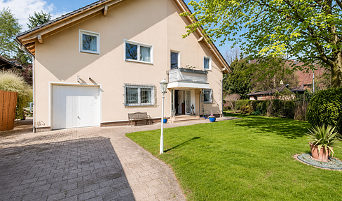 Modernized detached house in Kladow, with a large plot of land near the Havel river, featuring a private road and access to a forest.